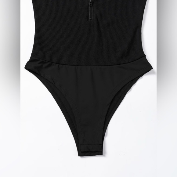 Black Sleeveless Zip-Up Top - Picture 12 of 16